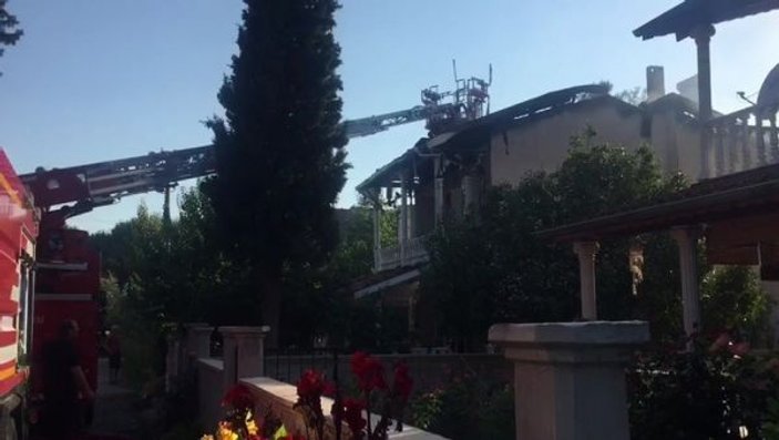 İzmir’de villanın çatısı yandı