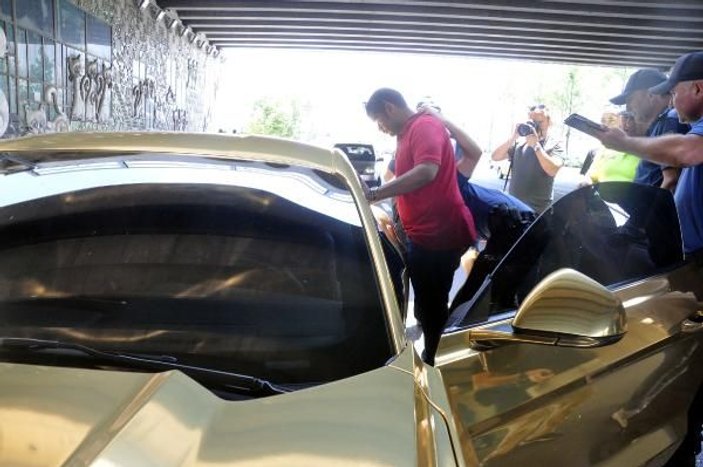 Altın rengine çevrilen lüks otomobilin Katarlı sürücüsü