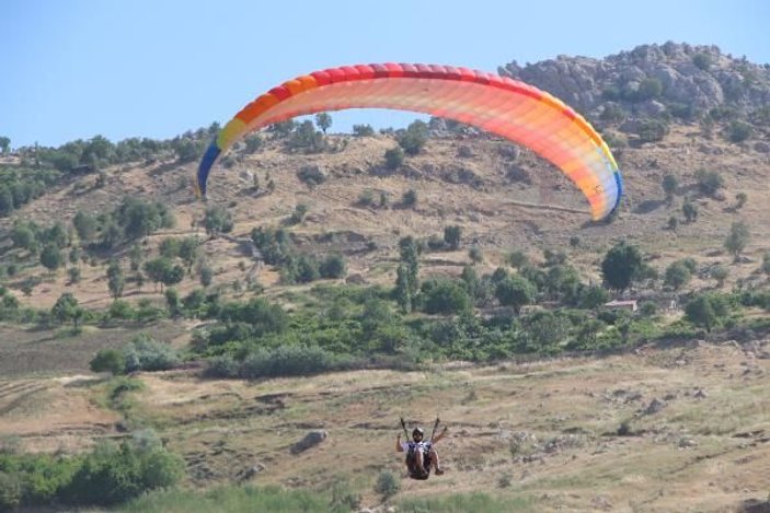 Şırnak'ta yamaç paraşütü yarışması