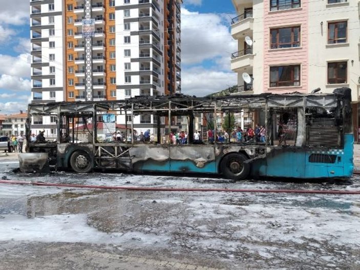 Ankara'da halk otobüsü seyir halindeyken yandı