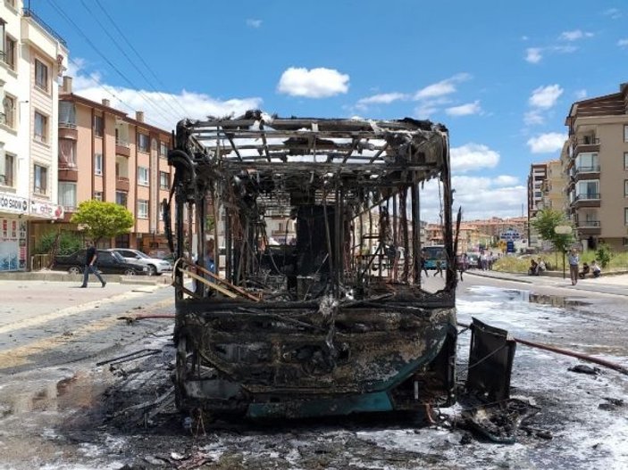Ankara'da halk otobüsü seyir halindeyken yandı
