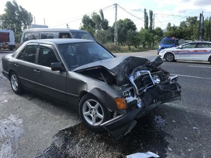 Bursa'da otomobil traktöre çarptı: 3 yaralı