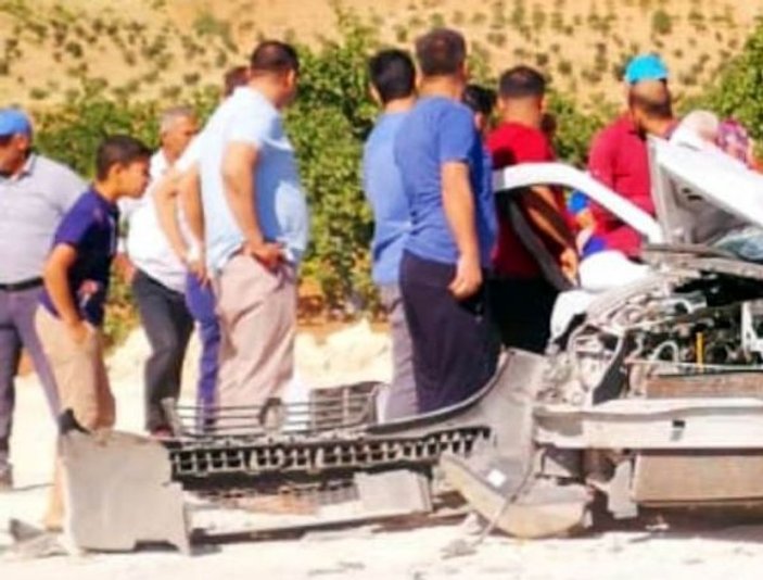 Gaziantep’te otomobil iş makinesine çarptı: 4 yaralı