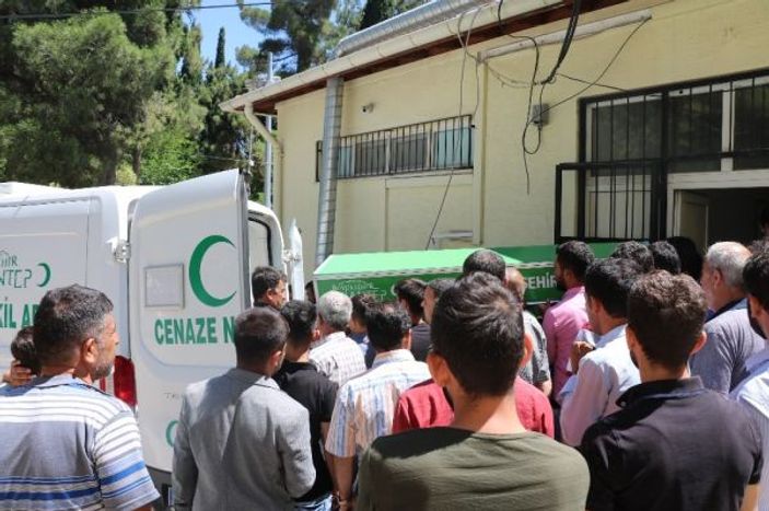 Gaziantep'te tıra çarpan motosikletli öldü