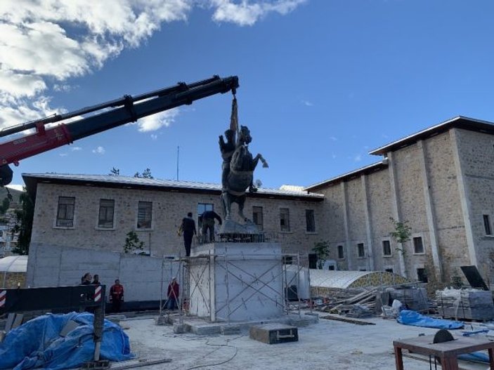 Bayburt'ta Atatürk anıtı yeniden monte edildi