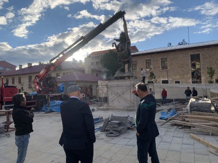 Bayburt'ta Atatürk anıtı yeniden monte edildi