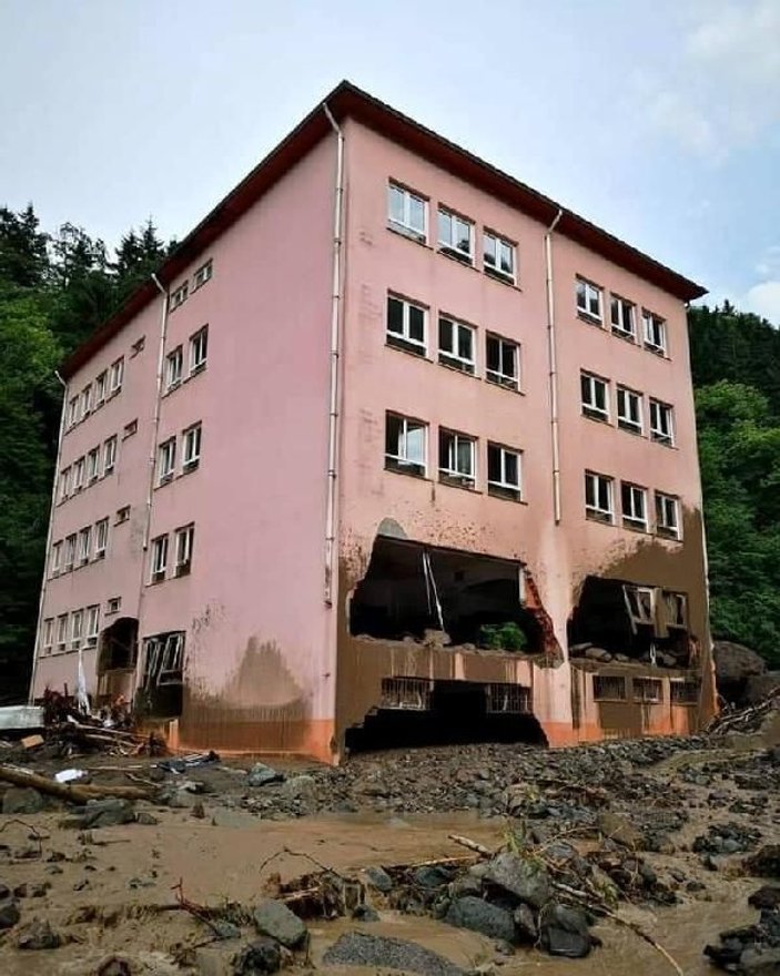 Araklı’da selde hasar gören okul yıkıldı