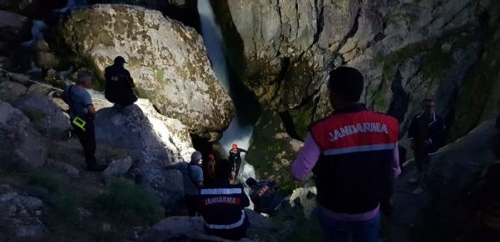 Özçekim yapan genç kayalıklardan yuvarlandı