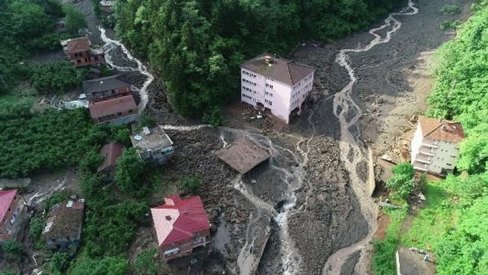 Araklı’da selde hasar gören okul yıkıldı