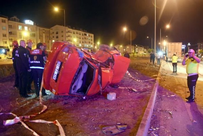 Sivas'ta düğün konvoyundaki araç kaza yaptı: 1 ölü, 3 yaralı