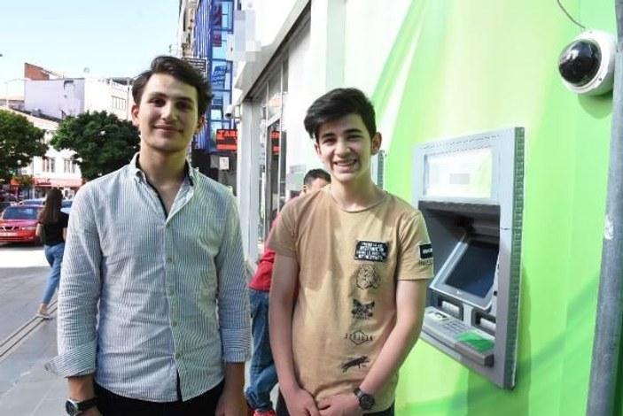 ATM'de buldukları parayı polise teslim ettiler
