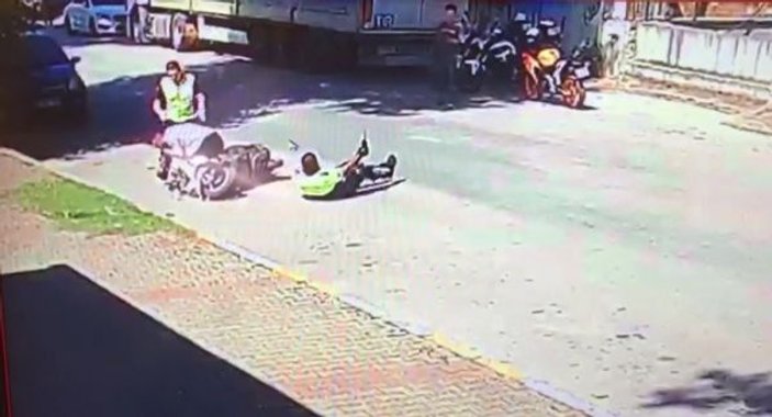 Dur ikazına uymayan motosikletli polise çarptı