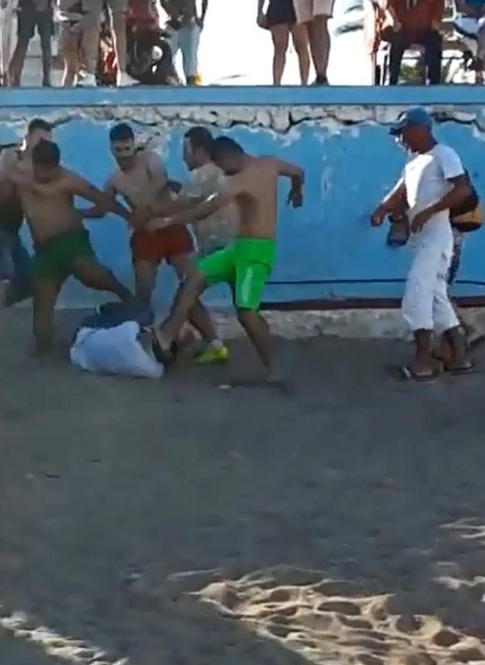 Antalya'da sahilde eşini döven kişi darbedildi