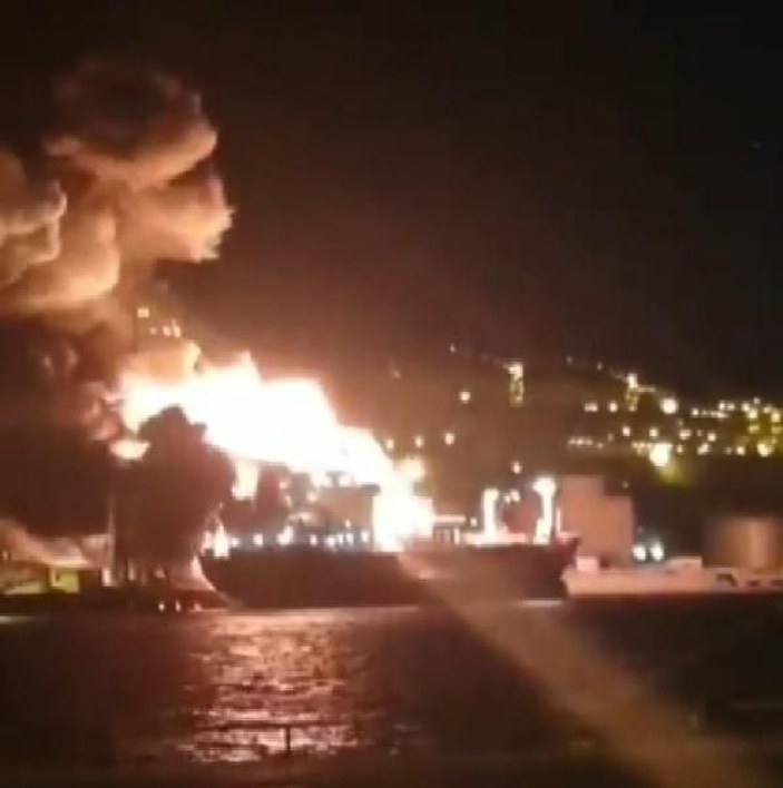 İzmir’de gemi yangını: 1 ölü 15 yaralı