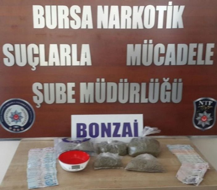 Bursa'da uyuşturucu taciri kadın 2 silahla yakalandı