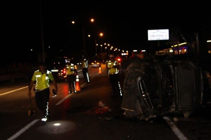Trabzon'da otomobil orta refüje çarparak takla attı
