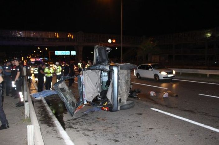 Trabzon'da otomobil orta refüje çarparak takla attı