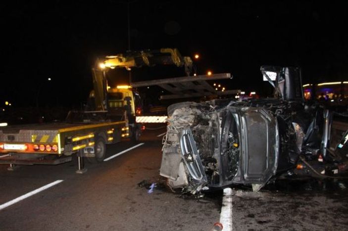 Trabzon'da otomobil orta refüje çarparak takla attı