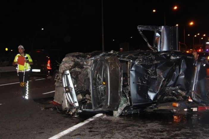 Trabzon'da otomobil orta refüje çarparak takla attı