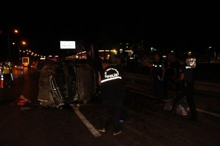 Trabzon'da otomobil orta refüje çarparak takla attı