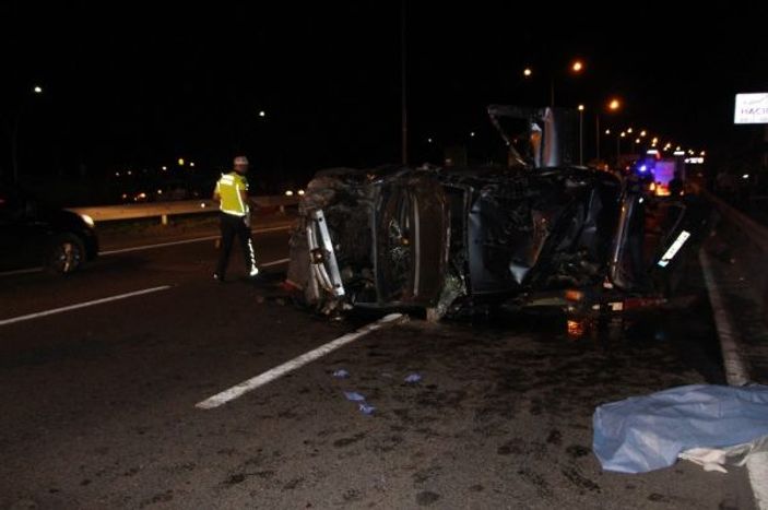 Trabzon'da otomobil orta refüje çarparak takla attı