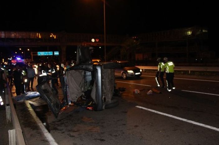 Trabzon'da otomobil orta refüje çarparak takla attı