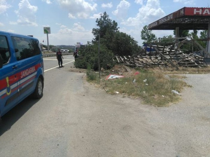 Kırıkkale’de otomobil ağaca girdi: 3 yaralı