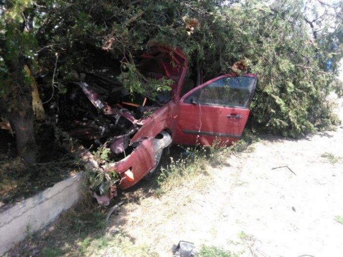 Kırıkkale’de otomobil ağaca girdi: 3 yaralı