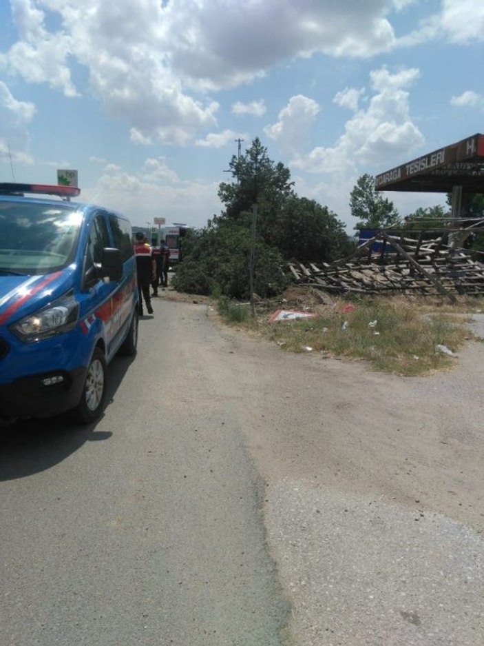 Kırıkkale’de otomobil ağaca girdi: 3 yaralı