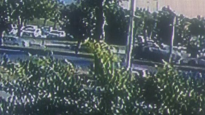 Maltepe'de 4 kişinin araçla ağaca çaptığı kaza kamerada