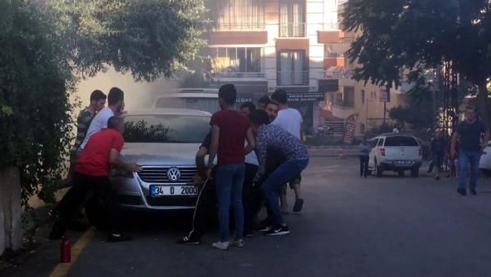 Ankara'da mahalleli otomobilleri yangından kurtardı