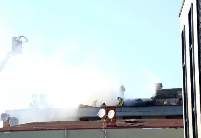Mecidiyeköy'de 5 katlı binanın çatısında yangın 