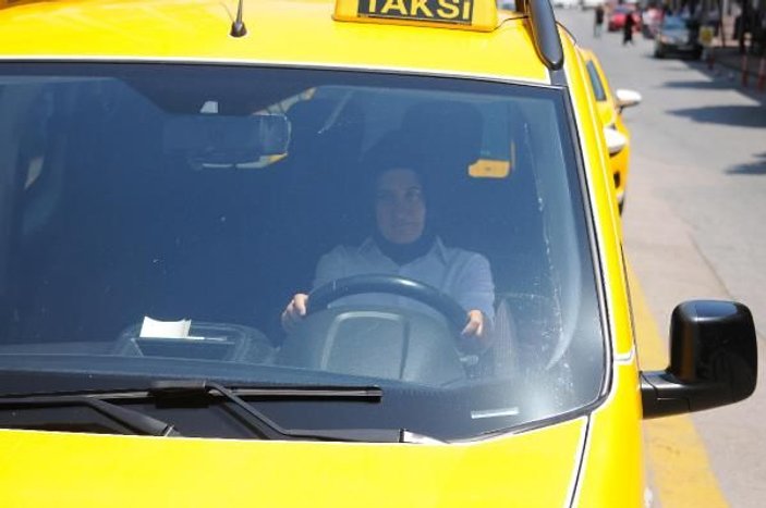Kadın taksici Hacer Atik, Kocaelilerden büyük ilgi görüyor