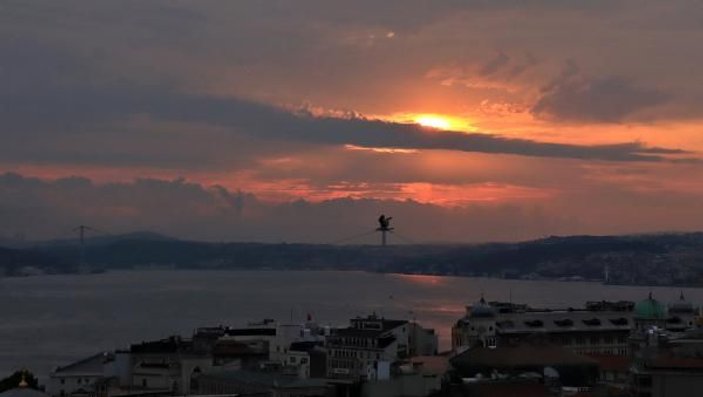 İstanbul'da gün doğumu, gökyüzünü kızıla boyadı