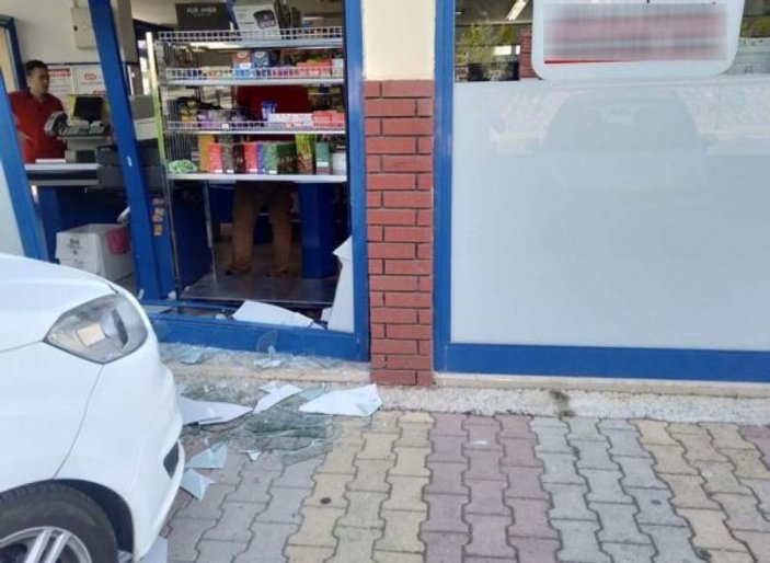 Kahramanmaraş'ta otomobil marketin camına girdi