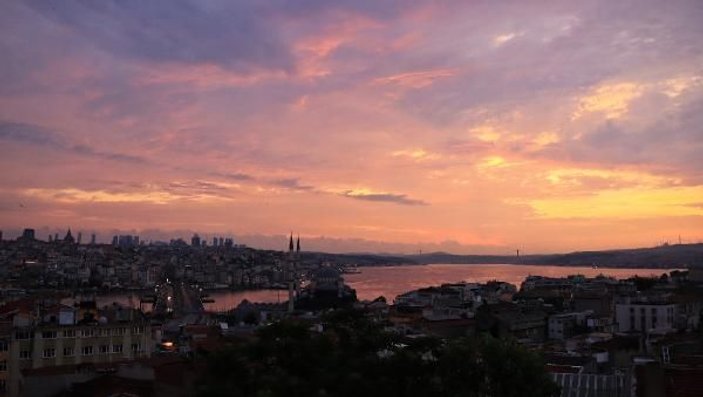 İstanbul'da gün doğumu, gökyüzünü kızıla boyadı