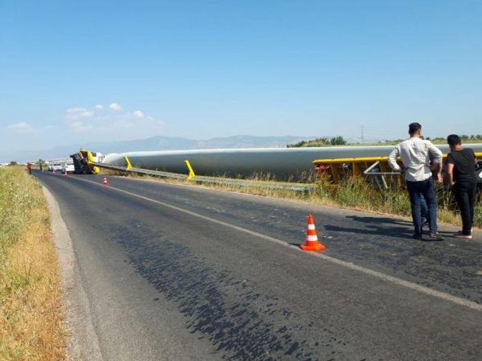 Menemen’de tır devrildi