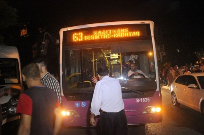 Kalp spazmı geçiren sürücü halk otobüsüne çarptı
