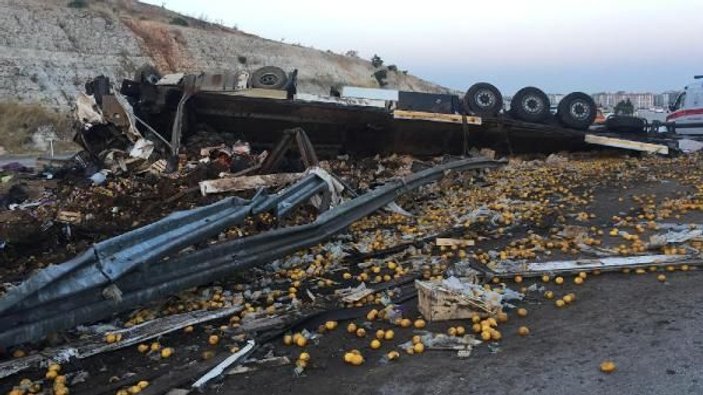 Gaziantep'te limon yüklü tır devrildi: 3 ölü
