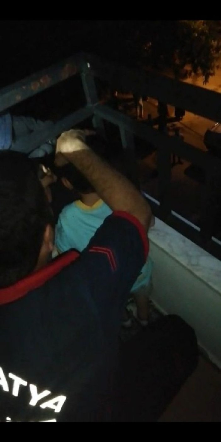 Oyun oynarken kafasını sıkıştırdı
