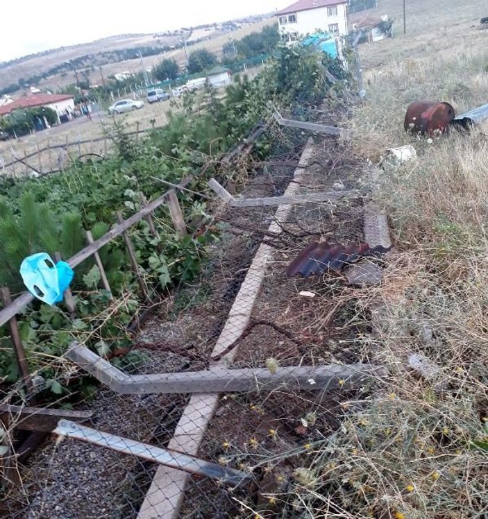 Kırıkkale’de fırtına çatıları uçurdu, ağaçları devirdi