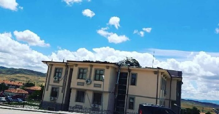 Kırıkkale'de kaymakamlık binasının çatısı uçtu