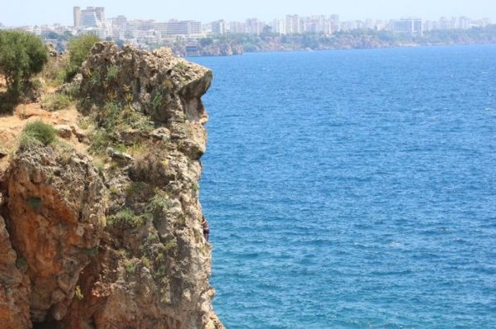 Antalya'da tehlikeli deniz keyfi yürekleri ağza getirdi