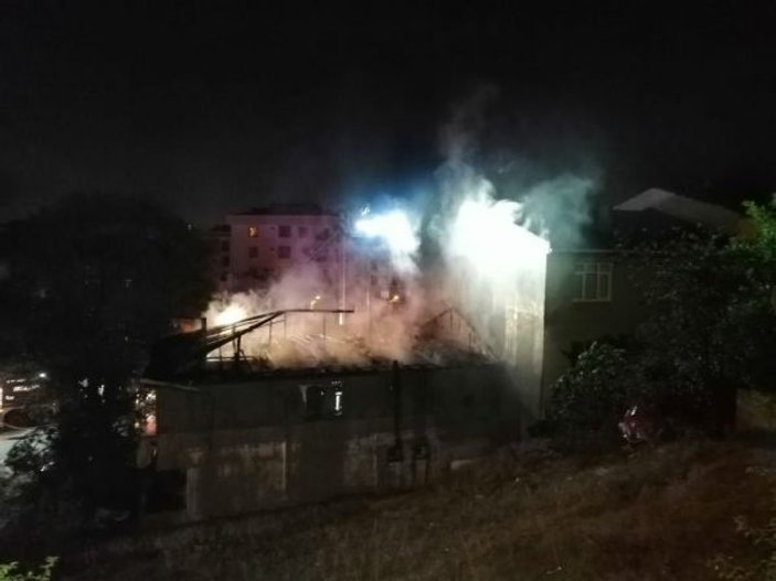 Sultanbeyli’de metruk evde yangın