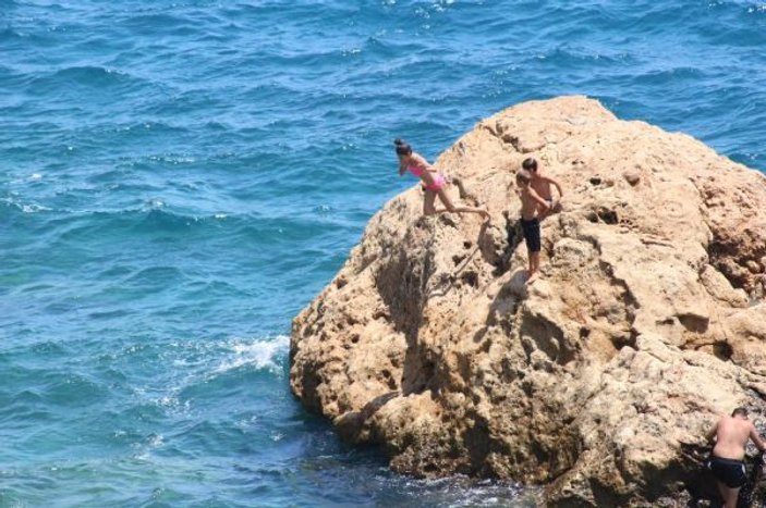 Antalya'da tehlikeli deniz keyfi yürekleri ağza getirdi