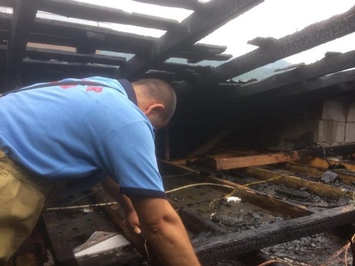 Balıkesir'de yazlık evin çatısı yandı