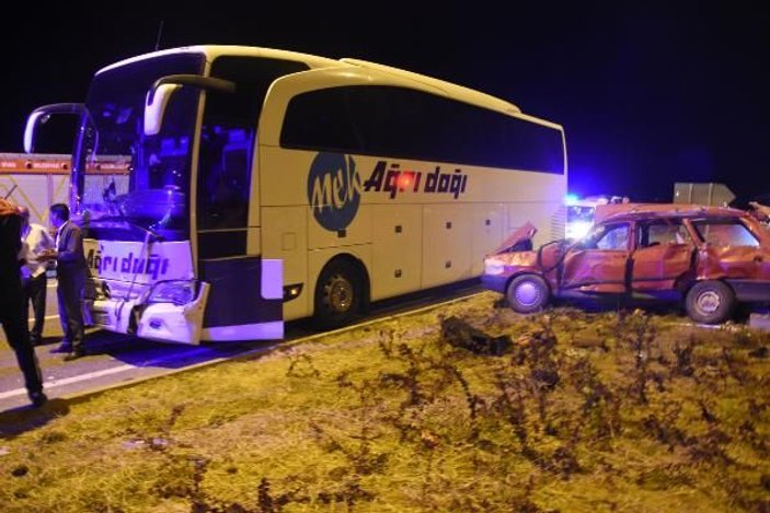 Sivas'ta yolcu otobüsü ile otomobil çarpıştı