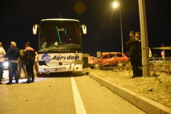 Sivas'ta yolcu otobüsü ile otomobil çarpıştı