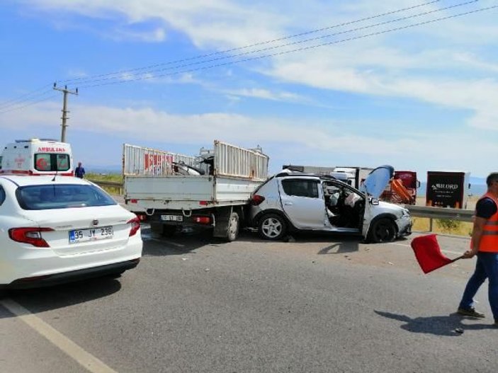 Balıkesir'de yol kenarındaki araca kamyonet çarptı: 4 yaralı