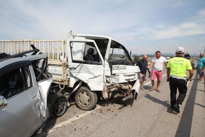 Balıkesir'de yol kenarındaki araca kamyonet çarptı: 4 yaralı
